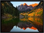 Stany Zjednoczone, Stan Kolorado, Góry Skaliste, Szczyty Maroon Bells, Jezioro Maroon Lake, Drzewa, Odbicie, Jesień