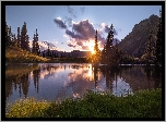 Stany Zjednoczone, Stan Waszyngton, Park Narodowy Mount Rainier, Góry, Jezioro Tipsoo, Drzewa, Promienie słońca, Chmury