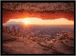 Stany Zjednoczone, Stan Utah, Park Narodowy Canyonlands, Łuk Mesa Arch, Skały, Promienie słońca
