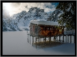 Jezioro Pragser Wildsee, Góry Dolomity, Południowy Tyrol, Włochy, Zima, Dom, Pale