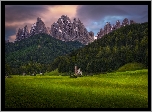 Włochy, Dolina Val di Funes, Kościół św. Jana, Góry Dolomity, Las, Drzewa, Chmury
