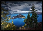 Jezioro Kraterowe, Wyspa Czarodzieja, Drzewa, Chmury, Niebo, Stan Oregon, Stany Zjednoczone