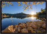 Zachód słońca, Promienie słońca, Jezioro, Goldwater Lake, Kamienie, Drzewa, Gałęzie, Prescott, Stan Arizona, Stany Zjednoczone