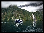 Góry, Wodospad Bowen Falls, Statek, Park Narodowy Fiordland, Nowa Zelandia