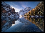 Włochy, Jezioro Pragser Wildsee, Góry Dolomity, Odbicie, Drzewa, Zima