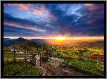 Anglia, Hrabstwo Derbyshire, Park Narodowy Peak District, Wzgórza, Łąki, Pola, Dolina, Zachód słońca, Płot, Droga