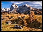 Włochy, Płaskowyż Seiser Alm, Dolina Val Gardena, Góry Sassolungo, Dolomity, Domy, Drzewa, Jesień