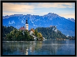 Wyspa Blejski Otok, Góry, Alpy Julijskie, Jezioro Bled, Kościół, Zamek Bled, Drzewa, Chmury, Słowenia