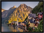 Zachód słońca, Góry, Jezioro Hallstattersee, Domy, Drzewa, Miasto, Hallstatt, Austria