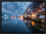  Austria, Hallstatt, Domy, Góry, Jezioro Hallstattersee, Mgła