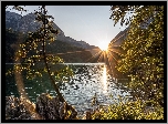 Drzewa, Promienie słońca, Góry Hochschwabgruppe, Jezioro Leopoldsteinersee, Styria, Austria