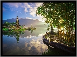 Świątynia Pura Ulun Danu Bratan, Jezioro Bratan, Wyspa Bali, Indonezja, Góry, Kwiaty, Kanna, Drzewa, Wschód słońca