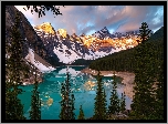 Jezioro Moraine, Góry, Las, Drzewa, Chmury, Odbicie, Park Narodowy Banff, Odbicie, Kanada