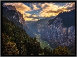 Szwajcaria, Kanton Berno, Dolina Lauterbrunnental, Góry Alpy, Drzewa, Chmury, Wschód słońca