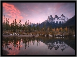 Kanada, Alberta, Canmore, Góry, Canadian Rockies, Góra Three Sisters, Rzeka, Bow River, Drzewa, Chmury