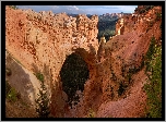 Skały, Drzewa, Łuk Natural Bridge, Kanion, Bryce Canyon, Park Narodowy Bryce Canyon, Utah, Stany Zjednoczone