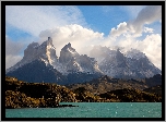 Chile, Patagonia, Park Narodowy Torres Del Paine, Roślinność, Jezioro Pehoé, Góry Cordillera del Paine, Brzeg, Chmury