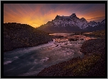 Chile, Patagonia, Góry Torres del Paine, Ośnieżone, Szczyty, Rzeka Paine River, Zachód słońca, Park Narodowy Torres del Paine