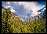 Góry, Drzewa, Las, Niebo, Chmury, Dolina, Yosemite Valley, Park Narodowy Yosemite, Kalifornia, Stany Zjednoczone