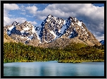Norwegia, Góry Lyngen Alps, Rzeka Stortindelva, Ośnieżone, Szczyty, Drzewa, Chmury
