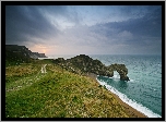 Łuk wapienny, Durdle Door, Wybrzeże Jurajskie, Skały, Trawa, Chmury, Zachód słońca, Hrabstwo Dorset, Anglia