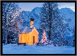 Oświetlona, Kaplica, Kapelle Maria Rast, Choinka, Drzewa, Ławki, Zima, Krun, Bawaria, Niemcy