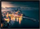 Vernazza, Cinque Terre, Włochy, Domy, Światła, Morze