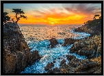 Cyprys wielkoszyszkowy, Atrakcja Lone Cypress, Skała, Morze, Zachód słońca, Pebble Beach, Zatoka Monterey, Kalifornia, Stany Zjednoczone