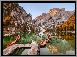 Włochy, Południowy Tyrol, Jezioro, Pragser Wildsee, Lago di Braies, Góry, Dolomity, Łódki, Drzewa, Jesień, Odbicie