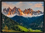 Góry, Alpy, Dolomity, Wieś, Santa Maddalena, Dolina, Val di Funes, Lasy, Domy, Chmury, Włochy