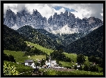 Dolina Val di Funes, Wieś Santa Maddalena, Włochy, Kościół, Góry, Dolomity