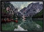 Włochy, Jezioro, Pragser Wildsee, Lago di Braies, Góry, Dolomity, Pomost, Łódki, Chmury