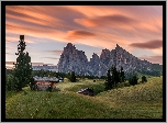 Góry Sassolungo, Dolina Val Gardena, Dolomity, Włochy, Zachód słońca, Domy, Drzewa