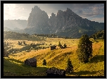 Włochy, Płaskowyż Seiser Alm, Dolina Val Gardena, Dolomity, Góry Sassolungo, Drewniane, Domki, Drzewa, Chmury