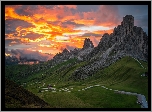 Dolomity, Przełęcz, Passo di Giau, Góry, Wzgórza, Kręta, Droga, Łąka, Zachód słońca, Prowincja Belluno, Włochy