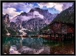 Jezioro, Lago di Braies, Pragser Wildsee, Góry, Dolomity, Pomost, Łódki, Drewniany, Dom, Chmury, Tyrol, Włochy