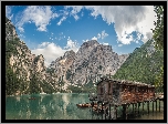 Włochy, Jezioro, Pragser Wildsee, Lago di Braies, Góry Dolomity, Pomost, Drewniany, Domek, Łódki, Chmury
