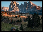 Dolomity, Góry, Sassolungo, Płaskowyż, Seiser Alm, Dolina, Val Gardena, Drzewa, Drewniane, Domy, Włochy