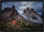 Włochy, Góry, Dolomity, Domy, Chmury, Zmierzch, Schronisko, Szczyty Tre Cime di Lavaredo, Chmury