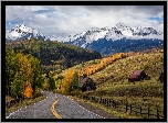 Stany Zjednoczone, Kolorado, Telluride, Wilson Peak, Góry, Droga, Pola, Wzgórza, Domki, Drzewa, Ogrodzenie, Chmury, Jesień