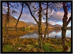 Drzewa, Gałęzie, Jezioro Awe, Ruiny, Zamek, Twierdza, Kilchurn Castle, Wzgórza, Niebo, Chmury, Szkocja