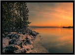 Jezioro Oulujarvi, Gmina Vaala, Finlandia, Zima, Zachód słońca, Kamienie, Drzewa