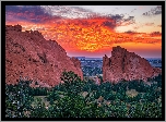 Stany Zjednoczone, Kolorado, Garden of the Gods, Góry, Skały, Drzewa, Zachód słońca