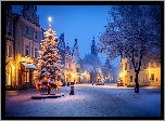 Zima, Śnieg, Miasto, Noc, Domy, Światła, Udekorowane, Choinki, Ośnieżone, Drzewa, Boże Narodzenie