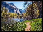 Park Narodowy Yosemite, Góry, Drzewa, Ścieżka, Trawa, Wiosna, Rzeka Merced River, Kalifornia, Stany Zjednoczone