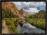 Smith Rock State Park, Góry, Smith Rock, Drzewa, Skały, Rzeka Crooked River, Oregon, Stany Zjednoczone