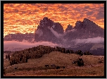 Dolomity, Góry, Sassolungo, Drewniane, Domki, Drzewa, Jesień, Mgła, Zachód słońca, Chmury, Płaskowyż, Seiser Alm, Dolina, Val Gardena, Włochy