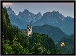 Niemcy, Bawaria, Góry, Alpy, Zamek Neuschwanstein, Zamek Hohenschwangau, Lasy, Drzewa