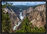 Górny, Wodospad, Upper Yellowstone River Falls, Drzewa, Góry, Rzeka Yellowstone, Park Narodowy Yellowstone, Drzewa, Stan Wyoming, Stany Zjednoczone