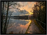 Jezioro Huuhanlampi, Drzewa, Las, Domy, Zachód słońca, Chmury, Finlandia